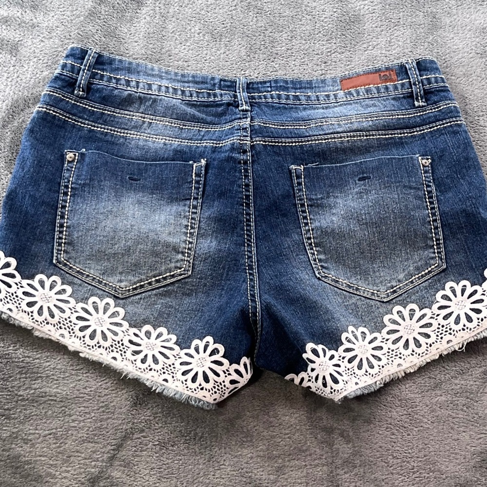 LEI Tatum High Rise Denim Shorts Daisy Lace Trim Crochet Frayed Hem Junior 9 - Picture 7 of 9